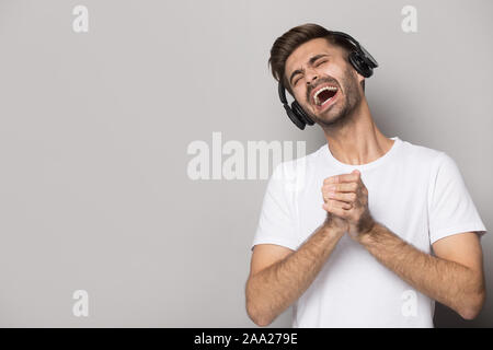 Portrait homme barbu avec de beaux chants bruyants chanson. Banque D'Images