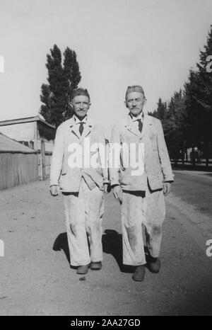 Des jumeaux identiques. Les frères Otto et Erik Nilsson de Malmö dans la rue. Habillé de la même façon. Ils travaillent tous les deux comme des peintres. Suède 1950 Banque D'Images