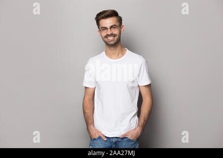 Avec Portrait smiling handsome barbu en t-shirt et lunettes de protection. Banque D'Images