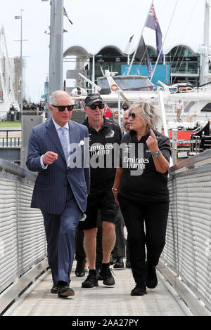 Le Prince de Galles parle avec Emirates Team New Zealand Coupe de l'America membres après un voyage en bateau à Viaduct Harbour, Auckland, le troisième jour de la visite royale de Nouvelle-Zélande. Banque D'Images