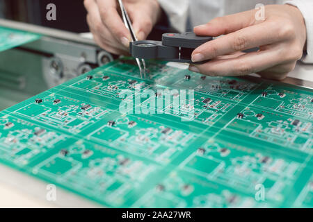L'insertion de composants électroniques technicien dans un APB pour l'assemblage Banque D'Images