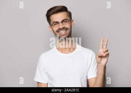 Portrait avec beau barbu se félicite de geste. Banque D'Images