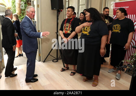 Le Prince de Galles discute avec des membres de la Black Friars, comme il assiste à un Prince's Trust réception à Mantells, Mt Eden, Auckland, le troisième jour de la visite royale de Nouvelle-Zélande. Banque D'Images