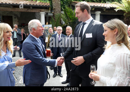 Le Prince de Galles est conforme à la Nouvelle Zélande le joueur noir Ali Williams, qu'il assiste à un Prince's Trust réception à Mantells, Mt Eden, Auckland, le troisième jour de la visite royale de Nouvelle-Zélande. Banque D'Images