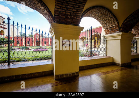 Cloître du couvent de San Francisco à l'intérieur de la Basilique de San Francisco à Salta, Argentine Banque D'Images