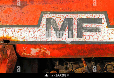 Vue d'un logo sur le côté d'un vieux tracteur Massey Ferguson utilisé par les pêcheurs côtiers à Claj-next-the-Sea, Norfolk, Angleterre, Royaume-Uni, Europe. Banque D'Images