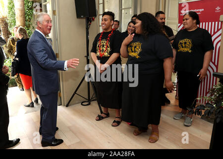 Le Prince de Galles discute avec des membres de la Black Friars, comme il assiste à un Prince's Trust réception à Mantells, Mt Eden, Auckland, le troisième jour de la visite royale de Nouvelle-Zélande. PA Photo. Photo date : mardi 19 novembre, 2019. Voir histoire PA Charles ROYAL. Crédit photo doit se lire : Chris Jackson/PA Wire Banque D'Images