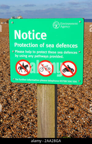 Un avis de l'Agence de l'environnement pour encourager les gens à utiliser des voies pour aider à protéger les défenses de la mer à Claj-next-the-Sea, Norfolk, Angleterre, Royaume-Uni, Europe. Banque D'Images