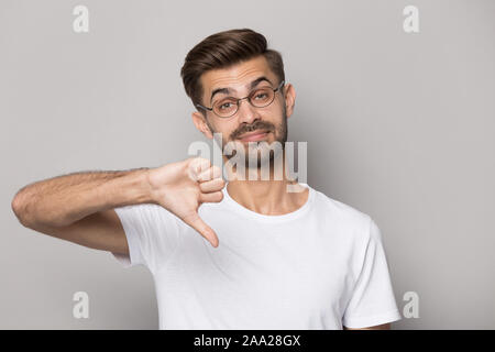 Portrait homme barbu avec de beaux dégoûts avec geste. Banque D'Images
