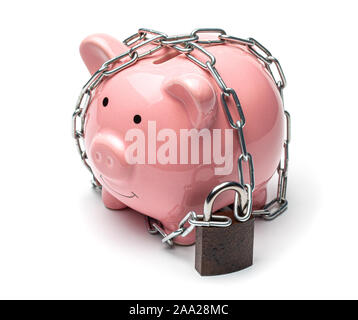 Pink piggy bank enveloppée dans une chaîne avec un cadenas verrouillé et isolé sur un fond blanc. Interdiction de l'utilisation de l'épargne Banque D'Images