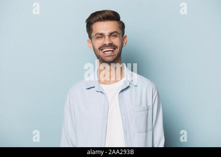 Portrait avec beau jeune homme avec des lunettes. Banque D'Images