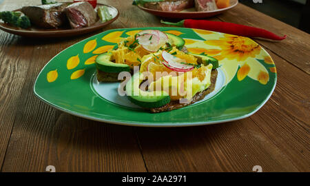 Carne asada avec Orange Salsa, la jupe des steaks mariner dans un mélange de piments, aromatiques, et l'huile d'olive. Banque D'Images