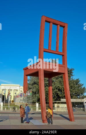 Genève, Suisse. À la place des Nations Unies la place est à la maison pour le travail monumental 'Broken Chair' Banque D'Images