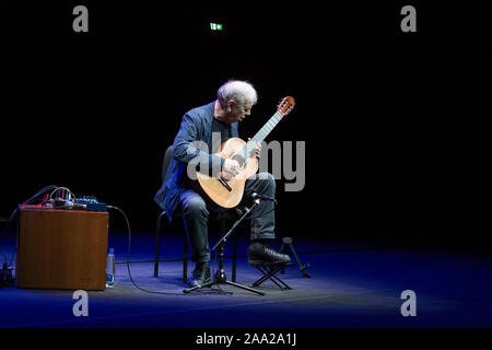 Rome, Italie. 18 Nov, 2019. Guitariste, claviériste, compositeur, Ralph Towner effectué de concert sur la scène de l'Auditorium Parco della Musica à Rome au cours de la Roma Jazz Festival 2019. (Photo par Leo Claudio De Petris/Pacific Press) Credit : Pacific Press Agency/Alamy Live News Banque D'Images