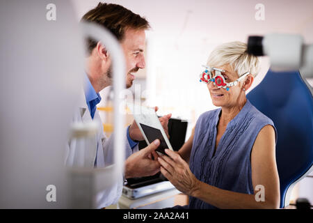 Optométriste examiner les femme dans la clinique d'ophtalmologie moderne Banque D'Images