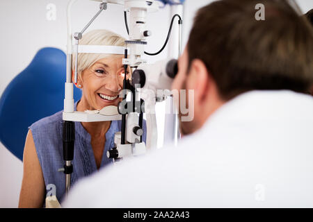 Optométriste examiner les femme dans la clinique d'ophtalmologie moderne Banque D'Images
