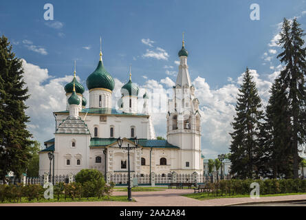 Église du prophète Élie à Yaroslavl sur une journée ensoleillée d'été. Anneau d'or Banque D'Images