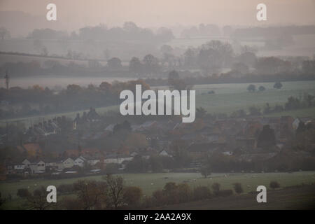 Un matin brumeux et froid sur Burton Dassett Hills Country Park dans le Warwickshire. Banque D'Images