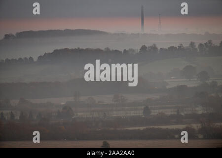 Un matin brumeux et froid sur Burton Dassett Hills Country Park dans le Warwickshire. Banque D'Images