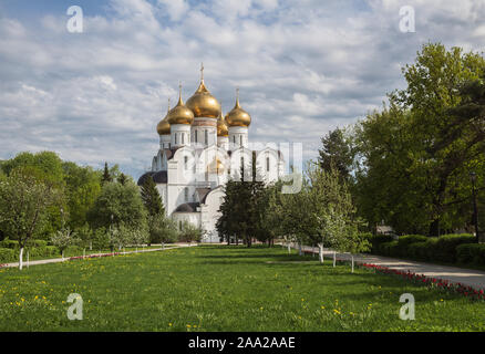 Cathédrale de l'assomption avec dômes dorés à Yaroslavl sur une journée ensoleillée d'été. Anneau d'or Banque D'Images