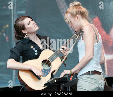 Rebecca et Megan Lovell d'entre nous le folk-rock band, Larkin Poe effectuant à Fairport Convention's Cropredy festival, UK en 2012 Banque D'Images
