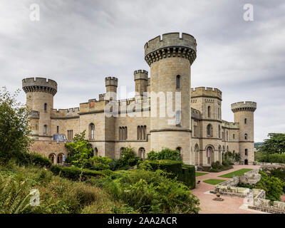 Vue arrière des jardins d'Eastnor Castle, une maquette du xixe siècle ou la restauration de la gare, à trois kilomètres de la ville de Ledbury dans le Herefordshire, Angleterre, RU Banque D'Images