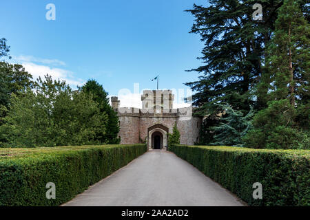 Route menant à Eastnor Castle, une maquette du xixe siècle ou la restauration de la gare, à trois kilomètres de la ville de Ledbury dans le Herefordshire, Angleterre, RU Banque D'Images