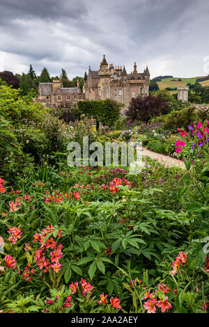 Vue sur le jardin clos de Abbotsford, l'ancienne maison de l'écrivain écossais Sir Walter Scott, Scottish Borders, Scotland, UK. Banque D'Images