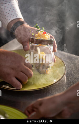 Terrine de foie d'oie fumé localement avec la pomme verte et de coing Banque D'Images