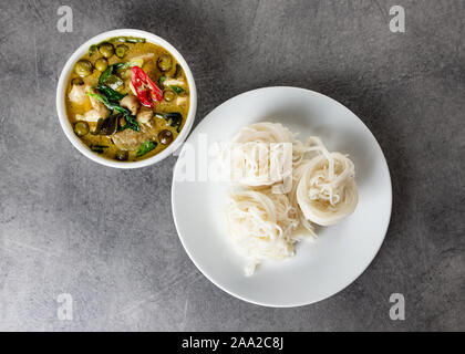 Curry vert avec les nouilles de riz thaï , des vermicelles de riz, la nourriture thaïe Banque D'Images