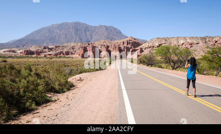 Femme photographiant les formations géologiques, appelé Los Castillos vu de la Route 68 à la Quebrada de las Conchas, Cafayate, Argentine Banque D'Images