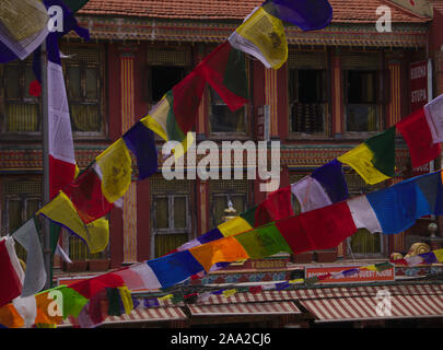 Drapeaux de prière tibetains au Stupa Boudhanath à Katmandou Banque D'Images