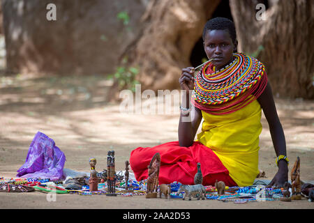 Femme Samburu et sa boutique. Photo de Samburu, Kenya. Banque D'Images