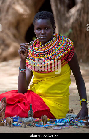 Femme Samburu et sa boutique. Photo de Samburu, Kenya. Banque D'Images