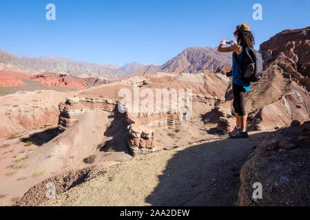 Woman photographie d'une vue panoramique sur le pittoresque paysage géologique de la Yesera à la Quebrada de las Conchas, Cafayate, Argentine Banque D'Images