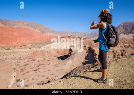 Woman photographie d'une vue panoramique sur le pittoresque paysage géologique de la Yesera à la Quebrada de las Conchas, Cafayate, Argentine Banque D'Images