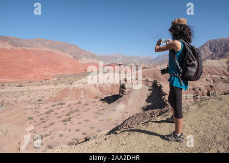 Woman photographie d'une vue panoramique sur le pittoresque paysage géologique de la Yesera à la Quebrada de las Conchas, Cafayate, Argentine Banque D'Images