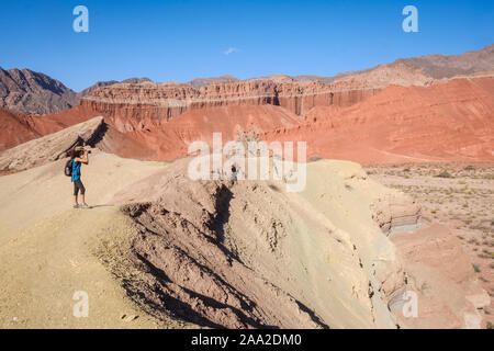 Woman photographie d'une vue panoramique sur le pittoresque paysage géologique de la Yesera à la Quebrada de las Conchas, Cafayate, Argentine Banque D'Images