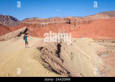 Woman photographie d'une vue panoramique sur le pittoresque paysage géologique de la Yesera à la Quebrada de las Conchas, Cafayate, Argentine Banque D'Images