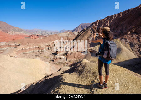 Woman photographie d'une vue panoramique sur le pittoresque paysage géologique de la Yesera à la Quebrada de las Conchas, Cafayate, Argentine Banque D'Images