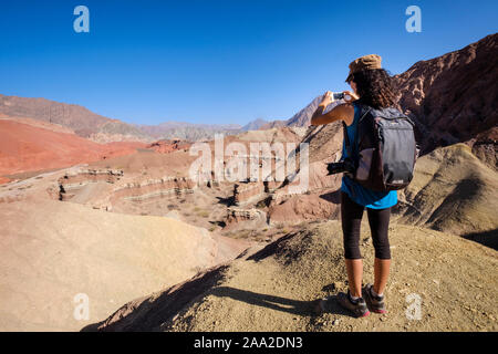 Woman photographie d'une vue panoramique sur le pittoresque paysage géologique de la Yesera à la Quebrada de las Conchas, Cafayate, Argentine Banque D'Images