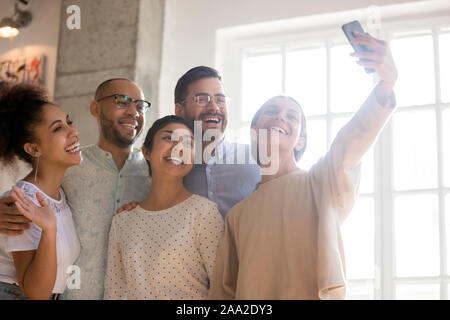 Groupe d'étudiants de rire de s'amuser ensemble, l'enregistrement vidéo drôle. Banque D'Images