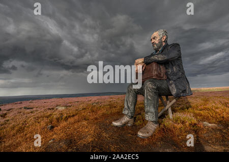 L'HOMME ASSIS Sculpture, une statue de trois mètres de hauteur situé sur le North York Moors entre Castleton et Westerdale créé par l'artiste Sean Henry, UK Banque D'Images