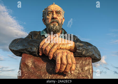 L'HOMME ASSIS Sculpture, une statue de trois mètres de hauteur situé sur le North York Moors entre Castleton et Westerdale créé par l'artiste Sean Henry, UK Banque D'Images