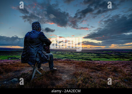 L'HOMME ASSIS Sculpture, une statue de trois mètres de hauteur situé sur le North York Moors entre Castleton et Westerdale créé par l'artiste Sean Henry, UK Banque D'Images