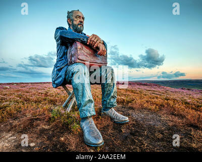 L'HOMME ASSIS Sculpture, une statue de trois mètres de hauteur situé sur le North York Moors entre Castleton et Westerdale créé par l'artiste Sean Henry, UK Banque D'Images