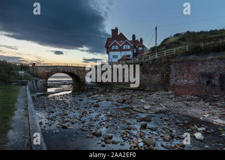 L'aube à Sandsend Beck, village balnéaire de Sandsend, près de Whitby, North Yorkshire Angleterre UK Banque D'Images