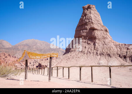 Formation géologique appelée El Obelisco (l'Obélisque) à la Quebrada de las Conchas, Cafayate, Argentine Banque D'Images