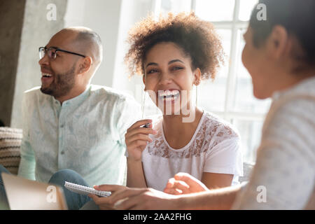 Young African American girl laughing at amis indiens drôle. Banque D'Images