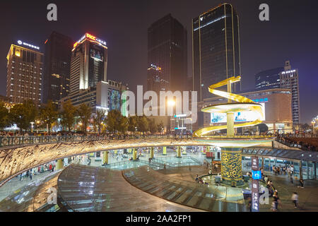 Chengdu, Chine - Octobre 01, 2017 : Centre-ville moderne dans la nuit. Ville est la capitale de la province chinoise du Sichuan. Banque D'Images